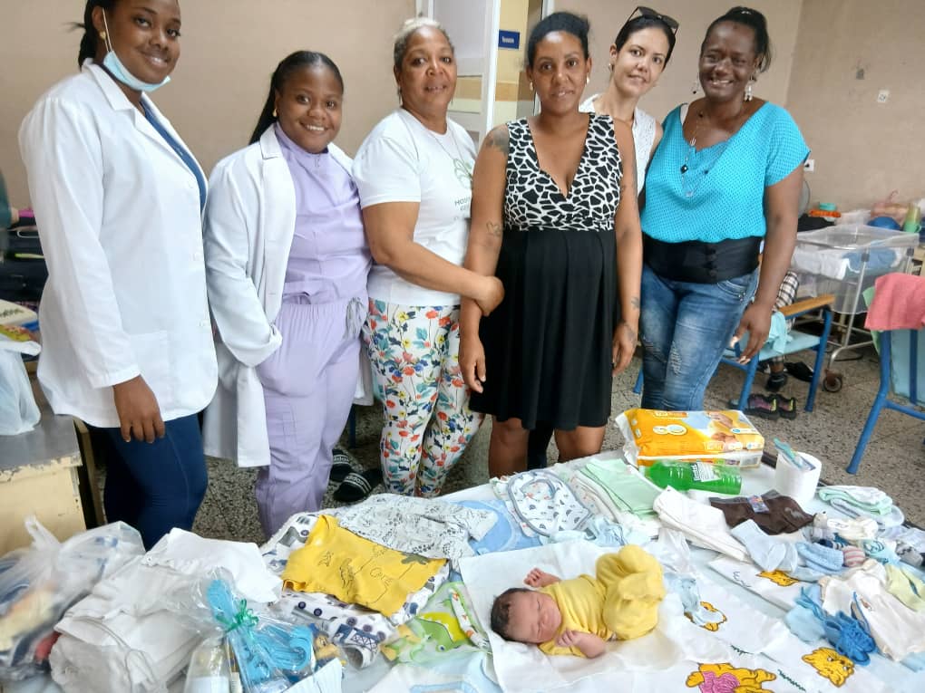 En este momento estás viendo Entregan canastilla al primer niño nacido el 13 de agosto en Ciego de Ávila
