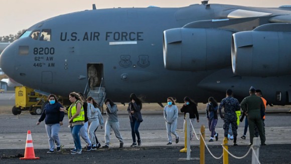 Lee más sobre el artículo Corte Suprema de Estados Unidos autoriza a Trump a reanudar deportación de migrantes a terceros países
