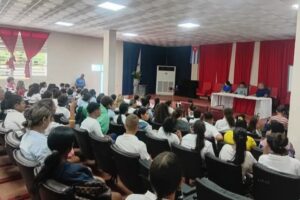 Estudiantes y docentes de la enseñanza media intercambian sobre las transformaciones económicas y sociales en Cuba