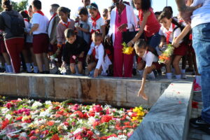 Conmemoran en Ciego de Ávila el aniversario 67 de la desaparición física de Camilo Cienfuegos